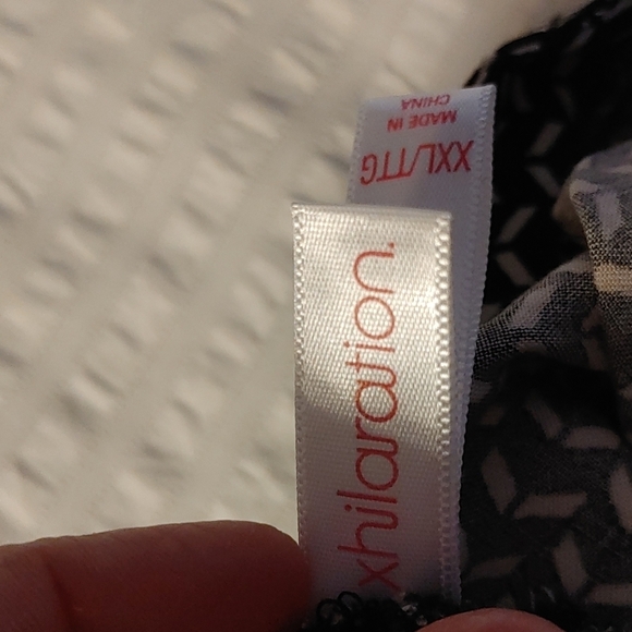 Women's Black & White Capris - Picture 7 of 7